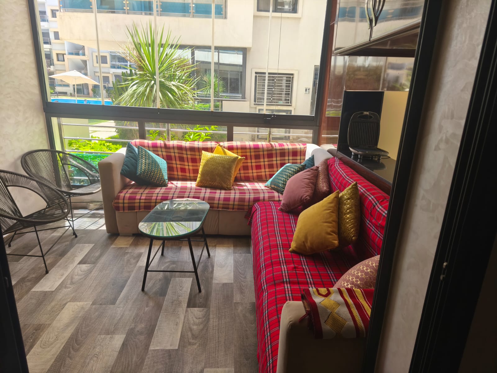 Appartement à Louer à La Mansouria avec Vue sur Piscine et Jardin Privé - photo 2