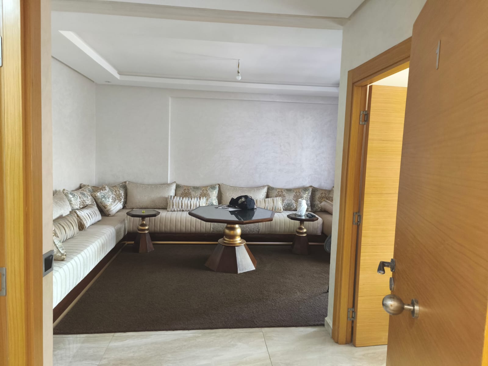 Appartement à Louer à La Mansouria avec Vue sur Piscine et Jardin Privé - photo 11