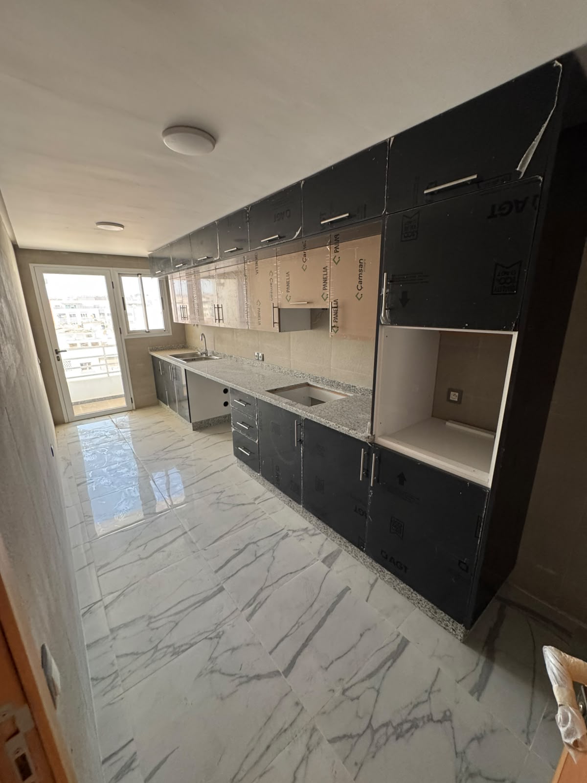 Appartement neuf 3 chambres salon à louer à Diour Jamaa – Rabat - Garage, ascenseur & cuisine équipée - photo 4