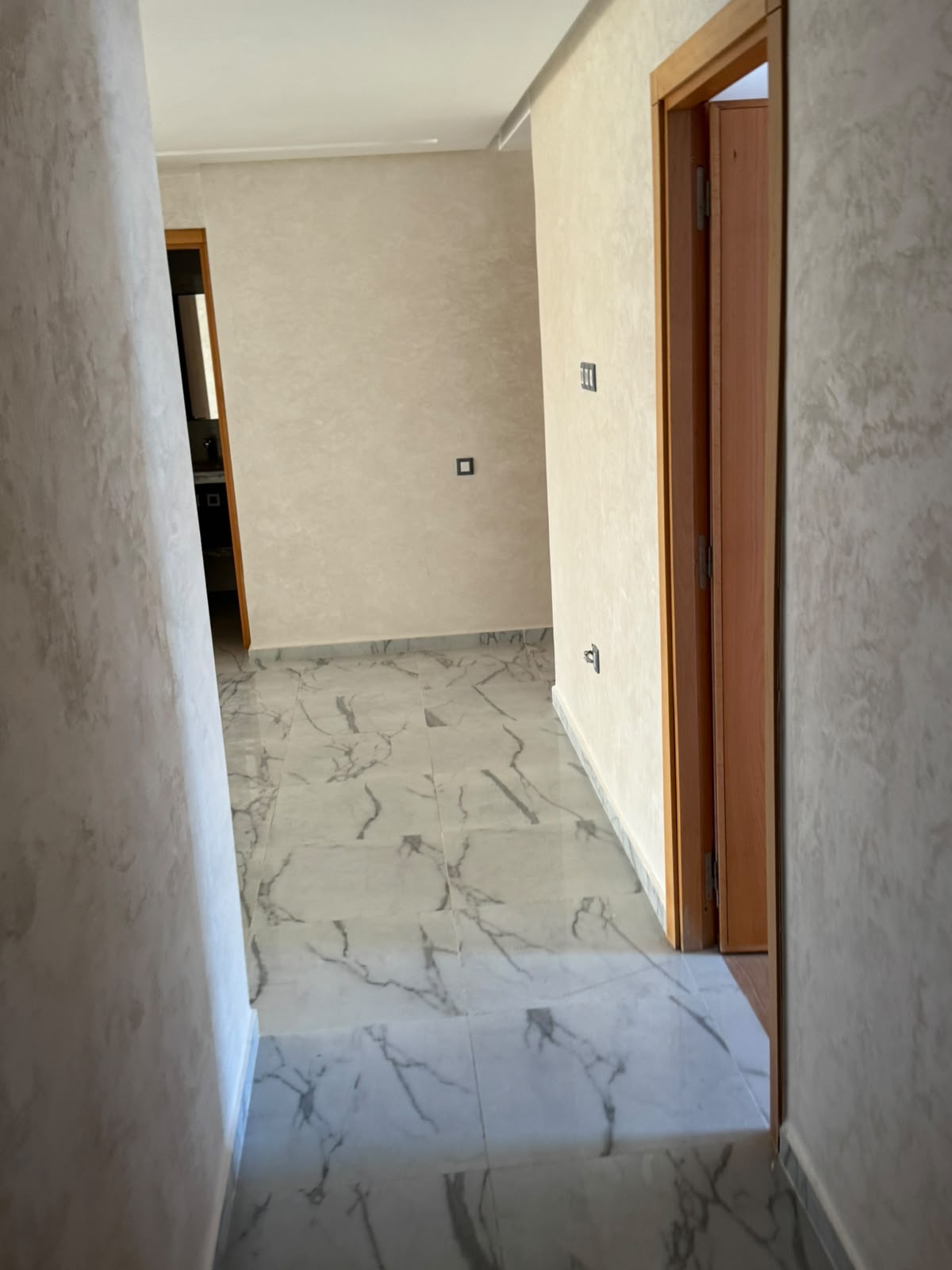 Appartement neuf 3 chambres salon à louer à Diour Jamaa – Rabat - Garage, ascenseur & cuisine équipée - photo 2