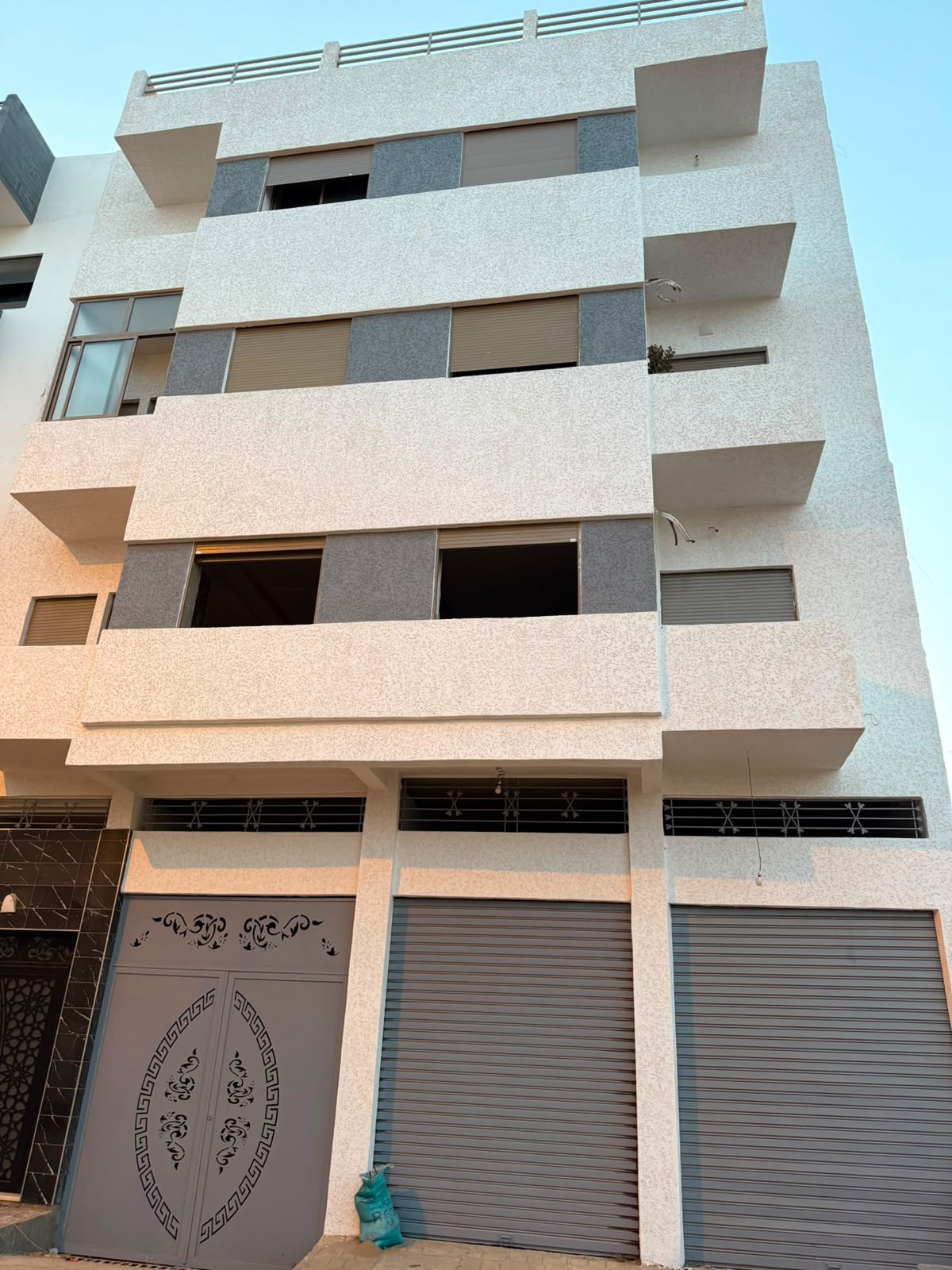 Immeuble à vendre – 3 étages, garages, appartements et double façade - photo 2