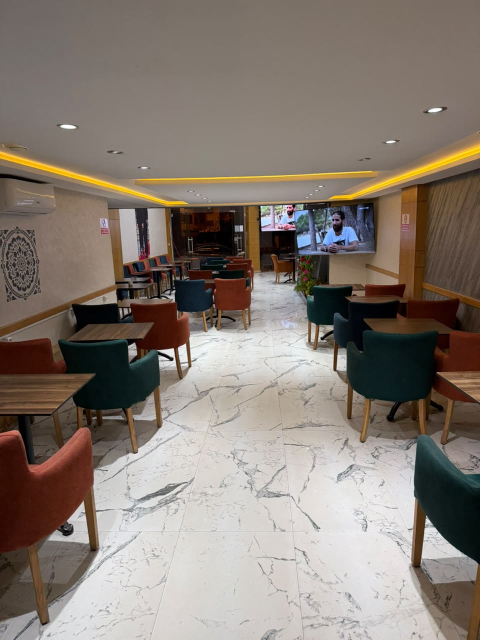 Local commercial à vendre à Ain Atiq – Café équipé avec mezzanine – 130 m² - photo 4
